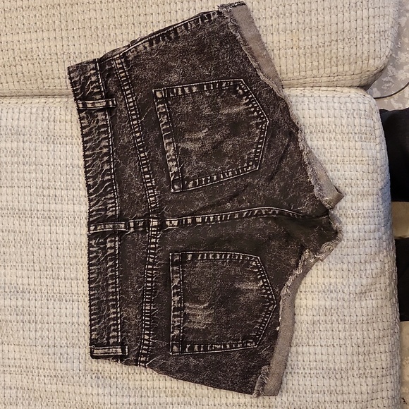 Distressed shorts - Picture 2 of 3